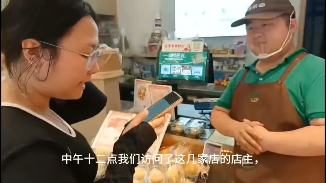 学员在真实商户店内与店主沟通