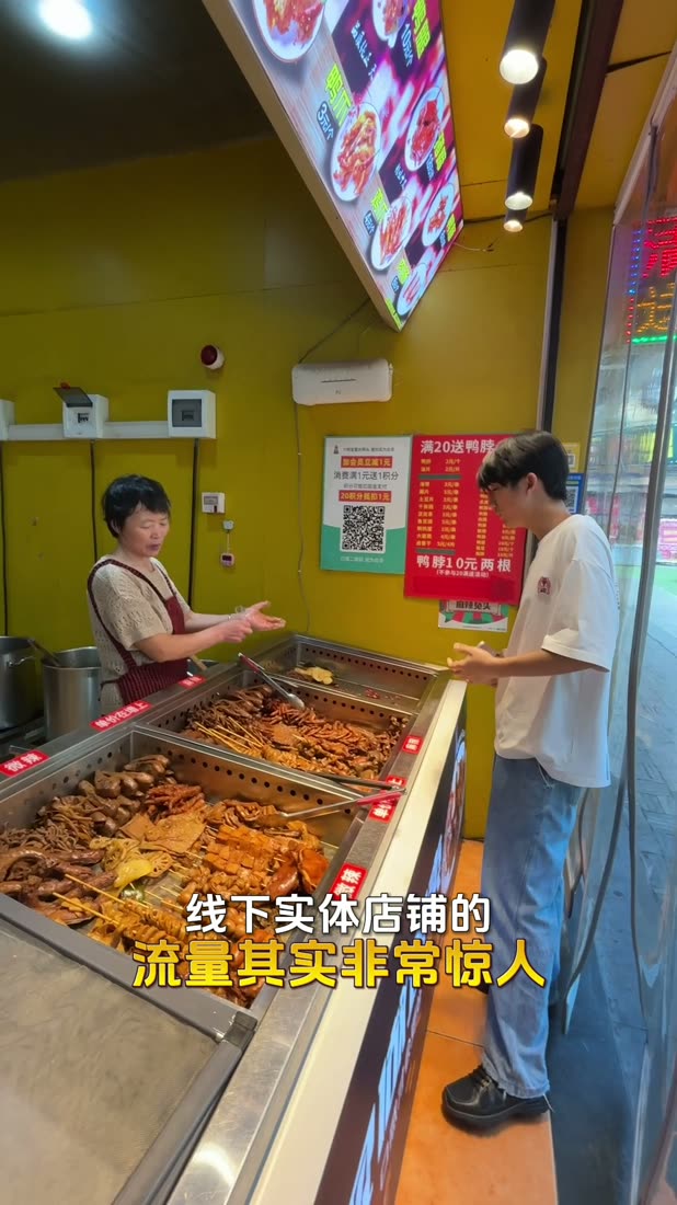 学员隔着熟食柜台与店主沟通