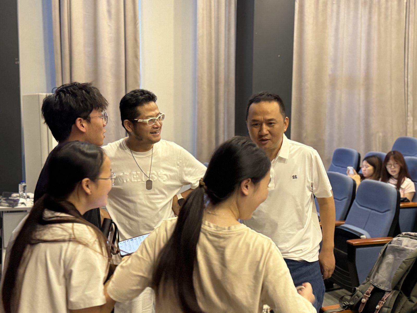 教练在现场与团队复盘